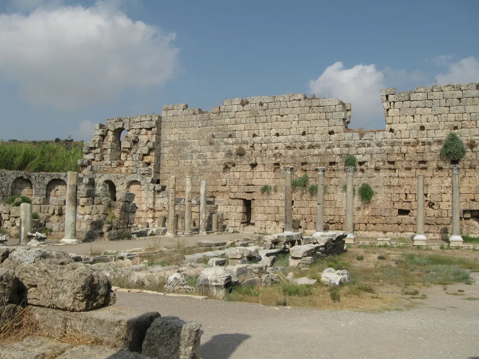 Perge antik kentinde Roma hamamları önündeki palaestra ve yüksek taş duvarlar