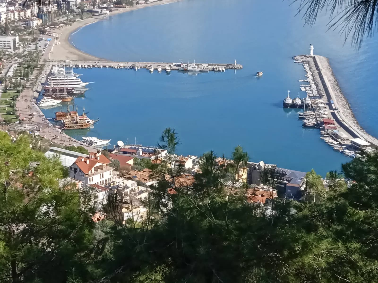 Alanya Kalesi'nden görülen Alanya limanı, tekneler ve dalgakıran