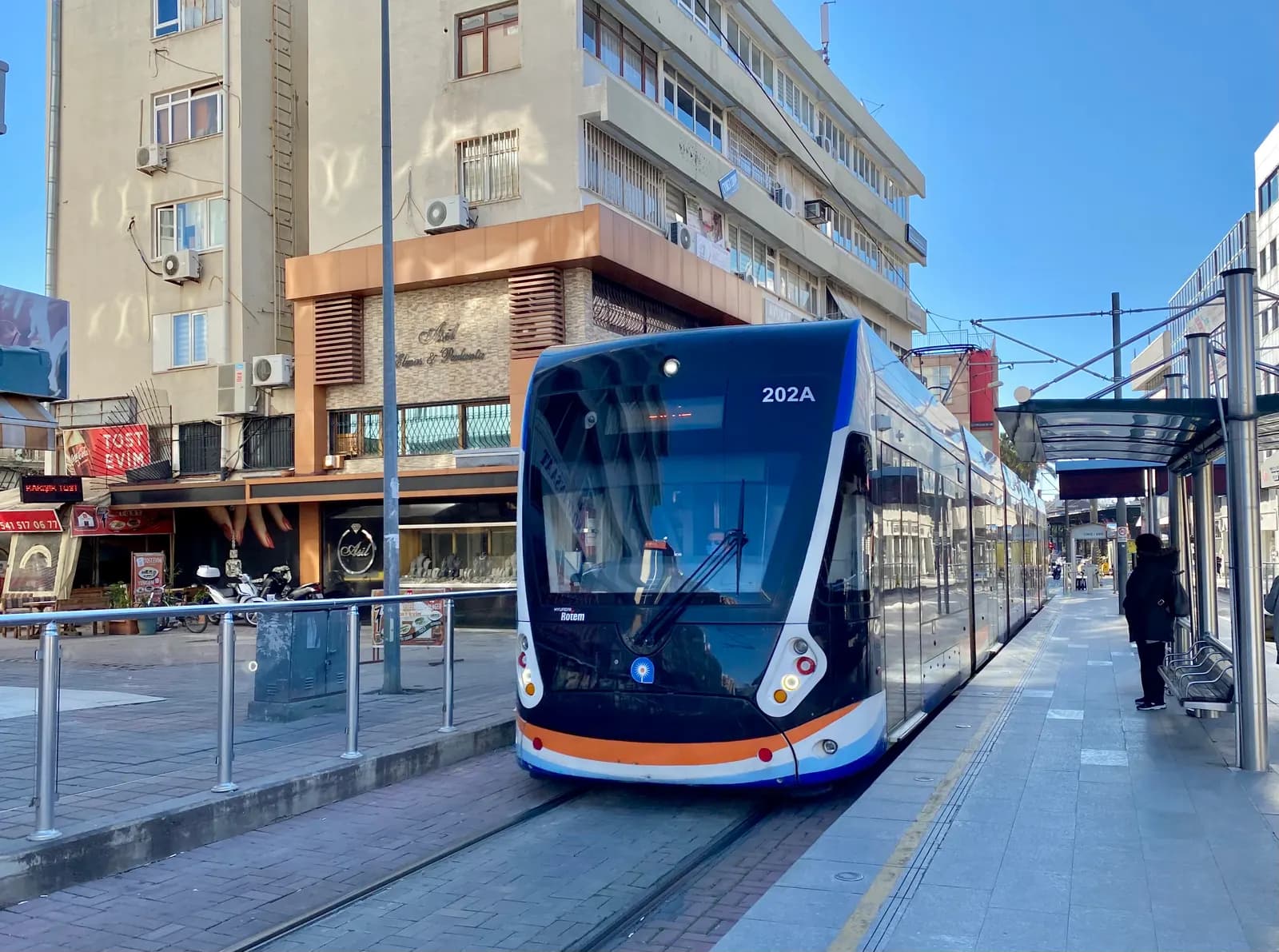 Antalya şehir merkezinde durağa yaklaşan tramvay