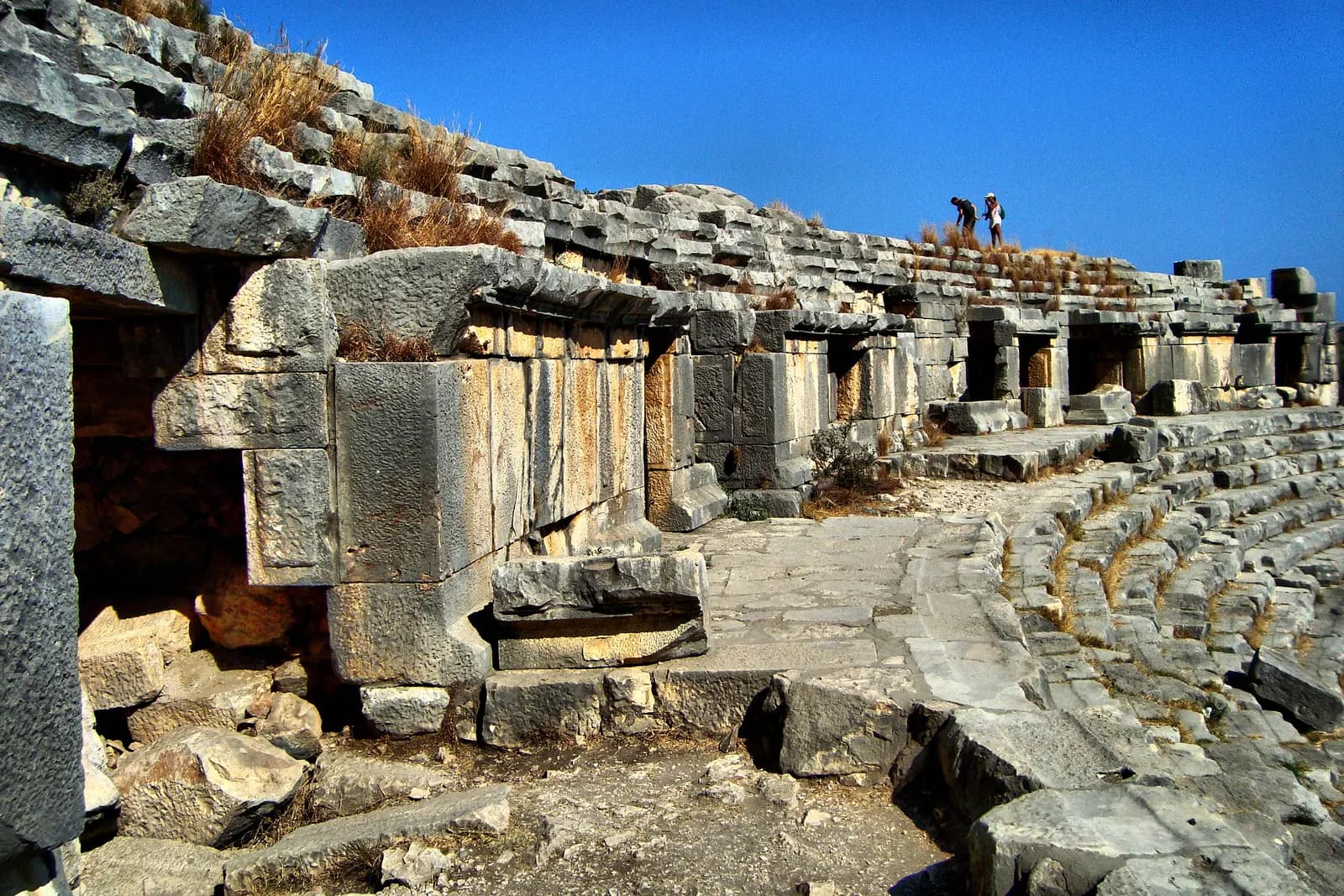 Myra antik tiyatrosunun yarım daire biçimindeki taş oturma basamakları