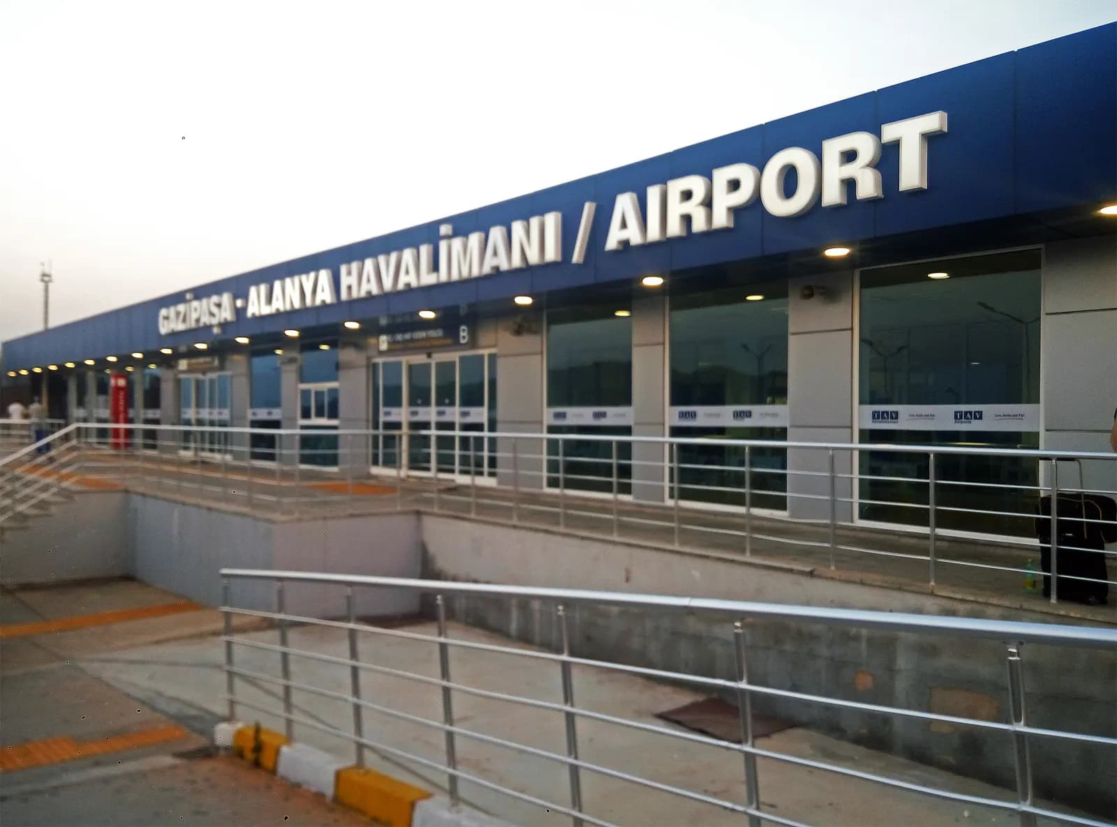 Gazipaşa-Alanya Havalimanı terminal binasının dış cephesi