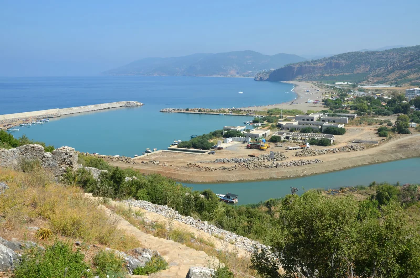 Gazipaşa limanı, antik Selinus kentinin kıyısı ve arkadaki tepe