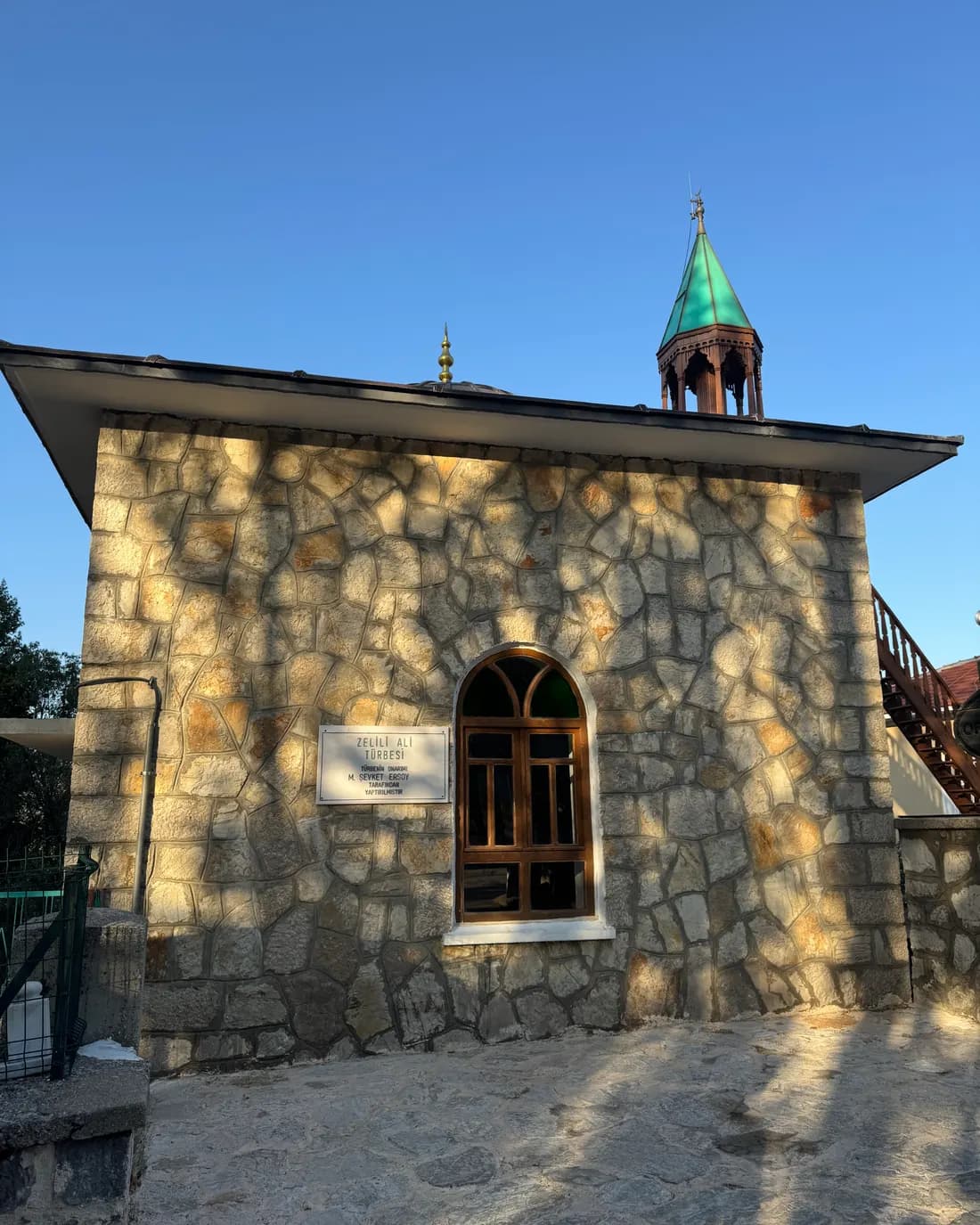 Ormana'da taş duvarlı, yeşil külahlı küçük minaresi olan Zelili Ali Türbesi