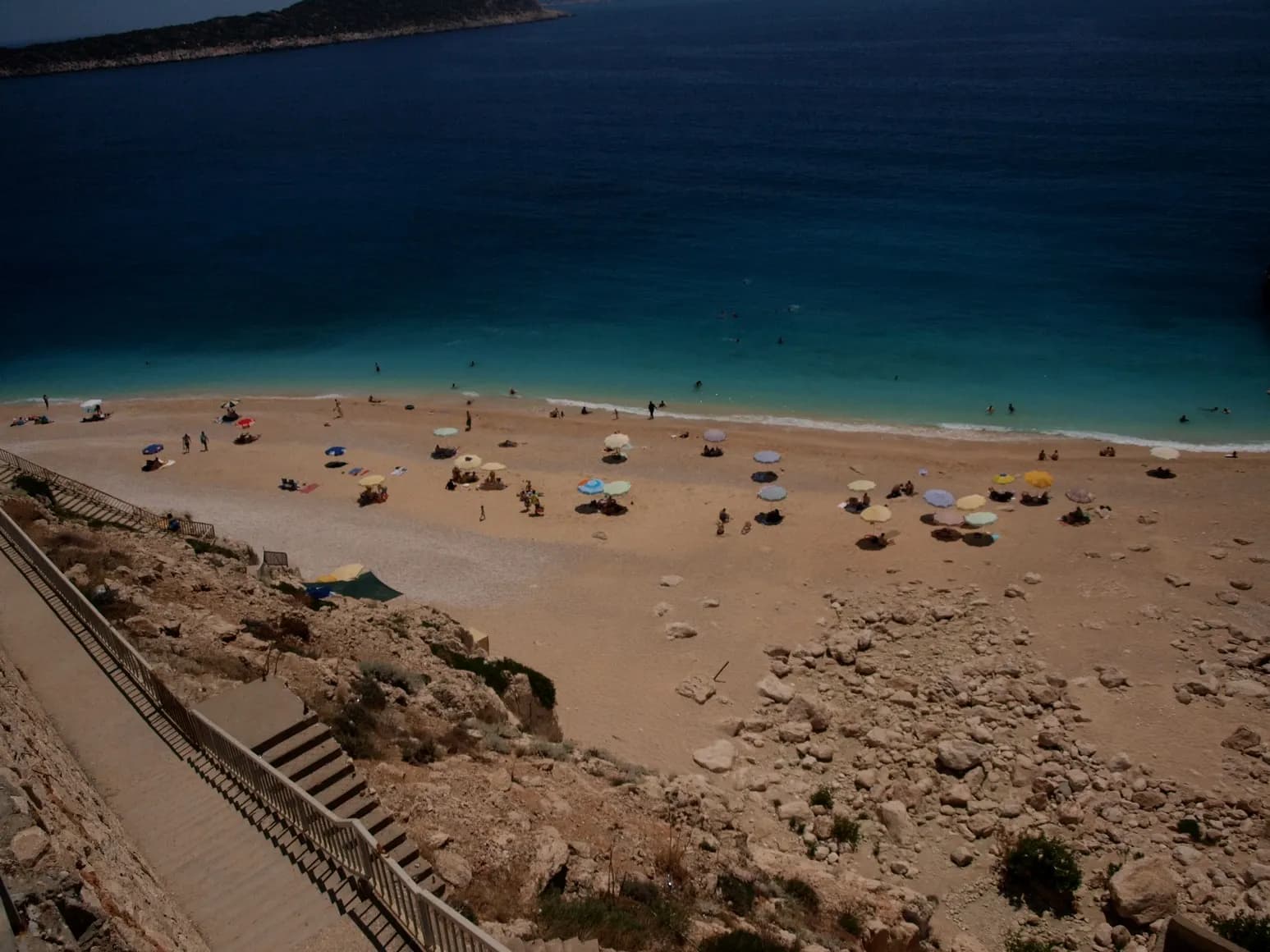 Kalkan koyu, yamaca yayılmış beyaz evler ve limandaki tekneler
