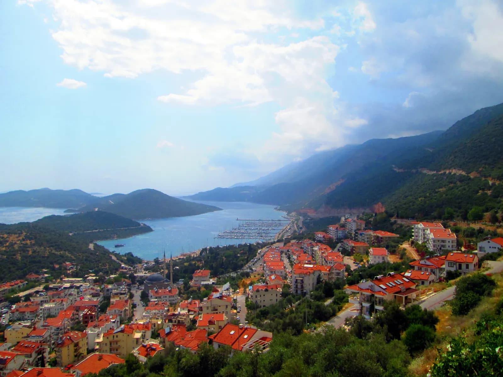 Tepeden görülen Kaş kasabası, beyaz evler, liman ve karşıdaki Meis adası