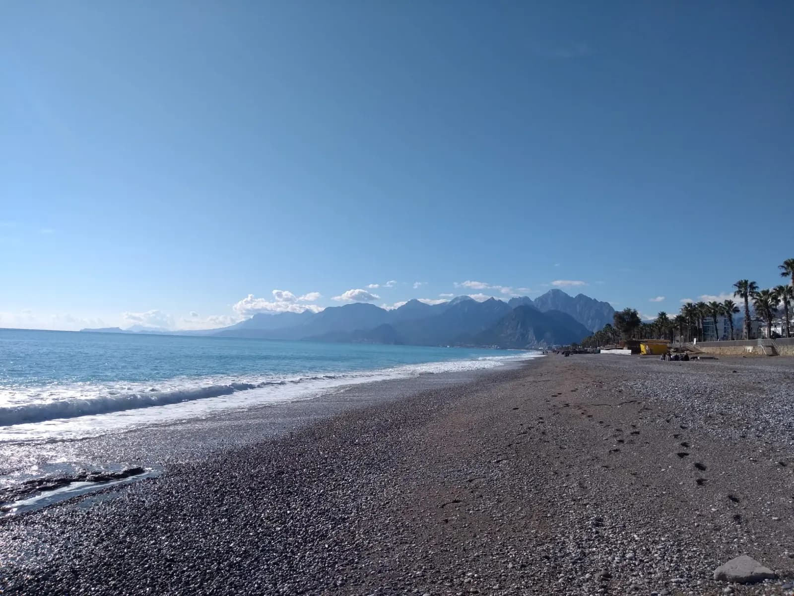 Konyaaltı sahili boyunca uzanan konutlar ve deniz