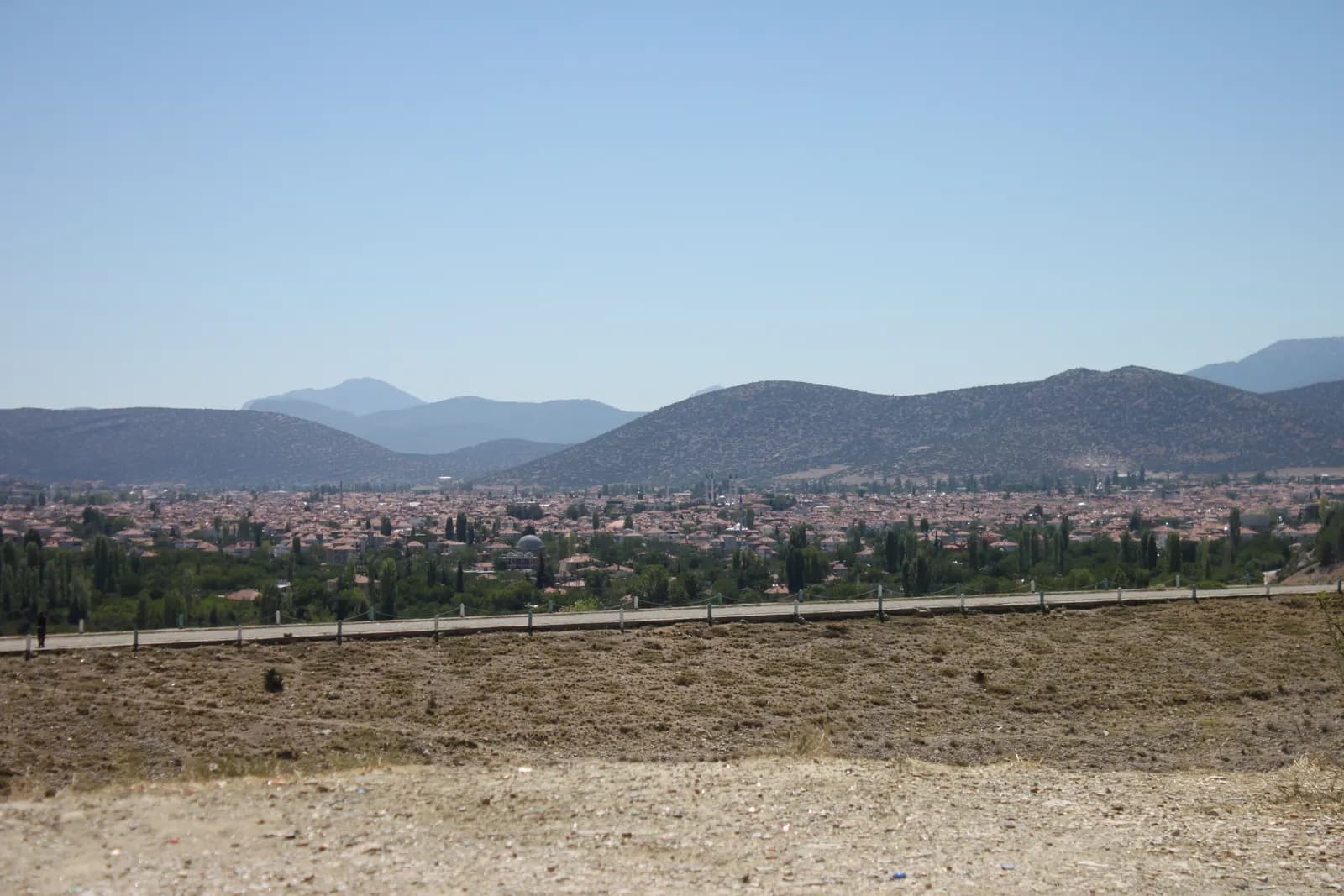Tepeden görülen Korkuteli ilçe merkezi, evler ve arkadaki dağlar