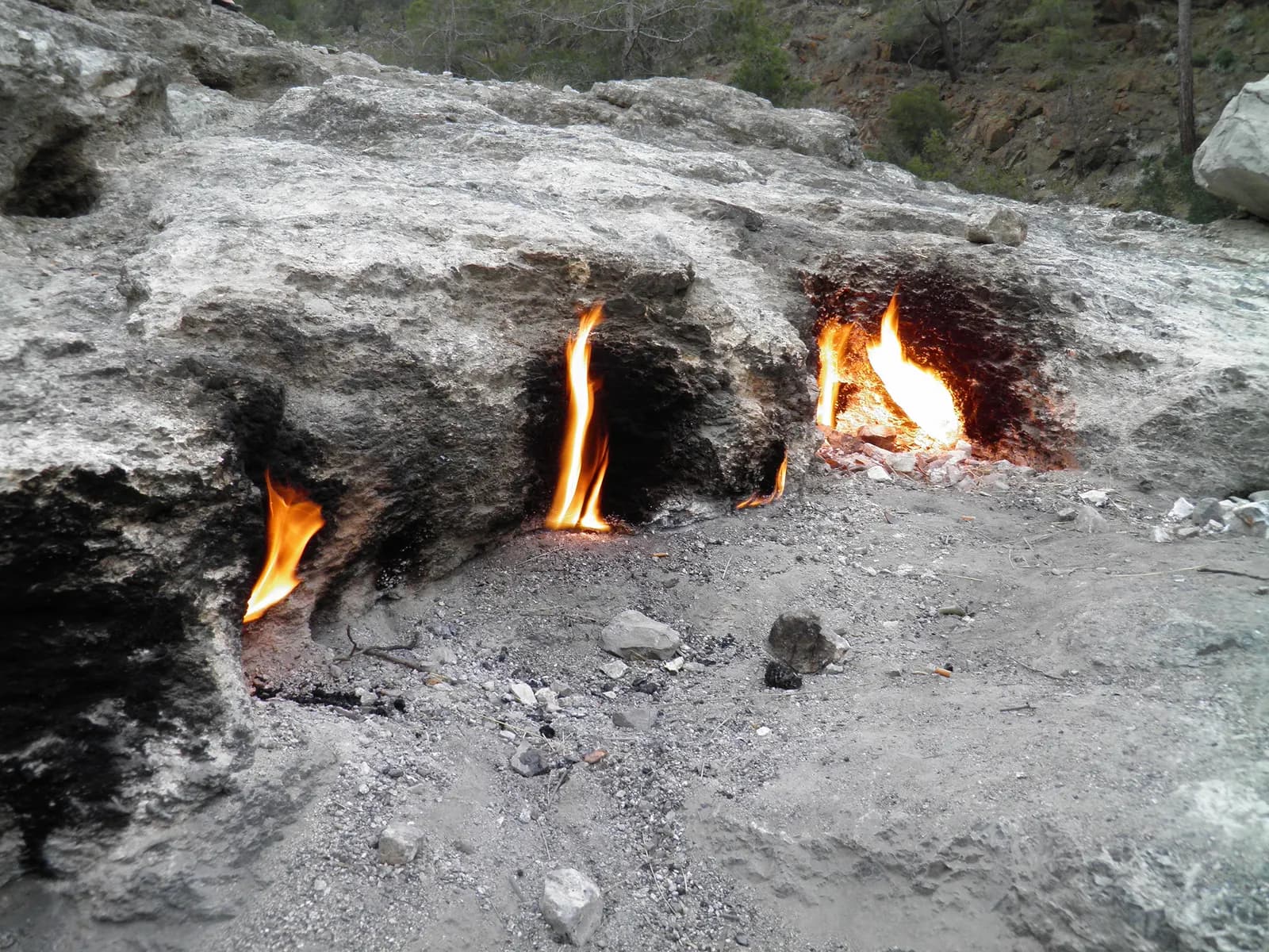 Olympos yakınındaki Yanartaş'ta kayaların arasından çıkan doğal alevler