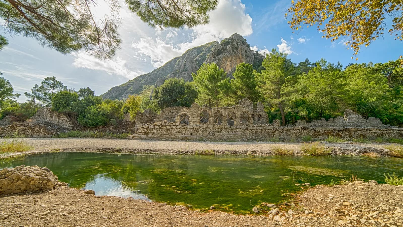 Kumluca'daki Olympos Antik Kenti'nde dere kenarındaki kalıntılar