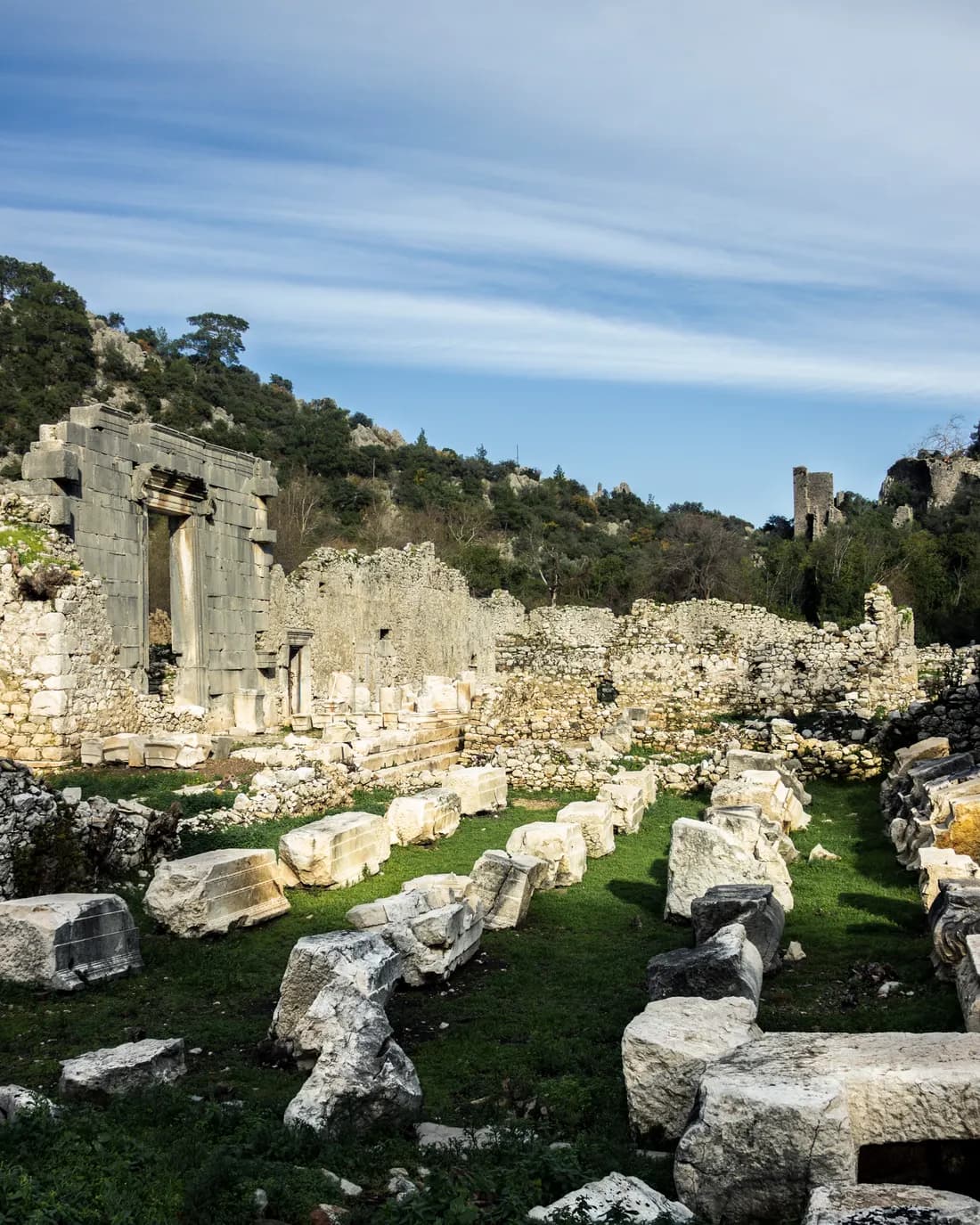 Kumluca'daki Olympos Antik Kenti'nde ağaçlar arasındaki tapınak kalıntıları