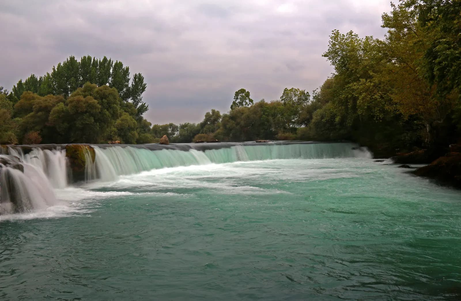 Manavgat Irmağı'nın yeşil ağaçlar arasında şelale oluşturarak aktığı bölüm