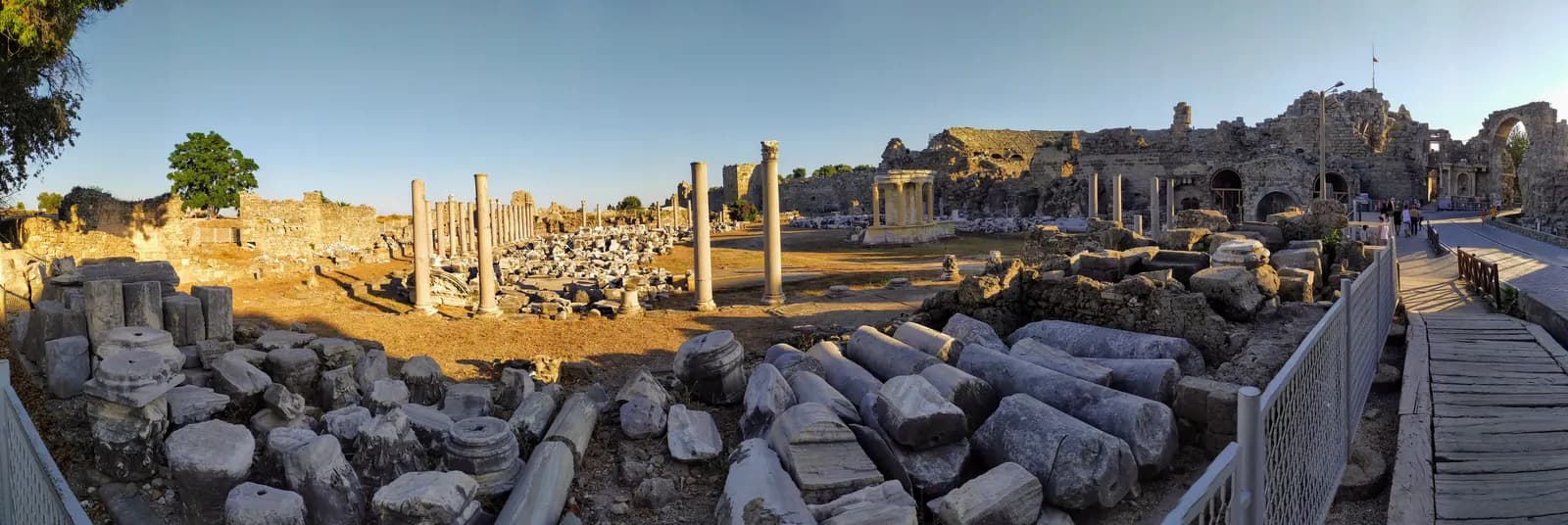 Manavgat Side antik kentinin geniş panoramik görünümü, sütunlar ve kalıntılar