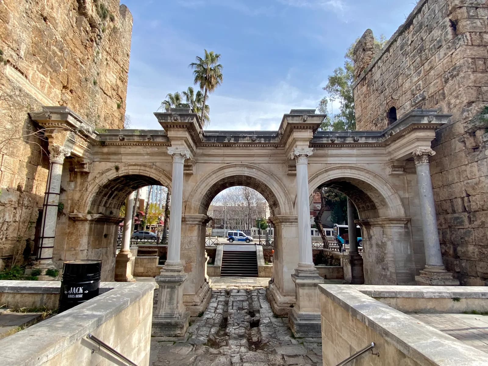 Muratpaşa Kaleiçi'nin girişindeki tarihi Hadrian Kapısı