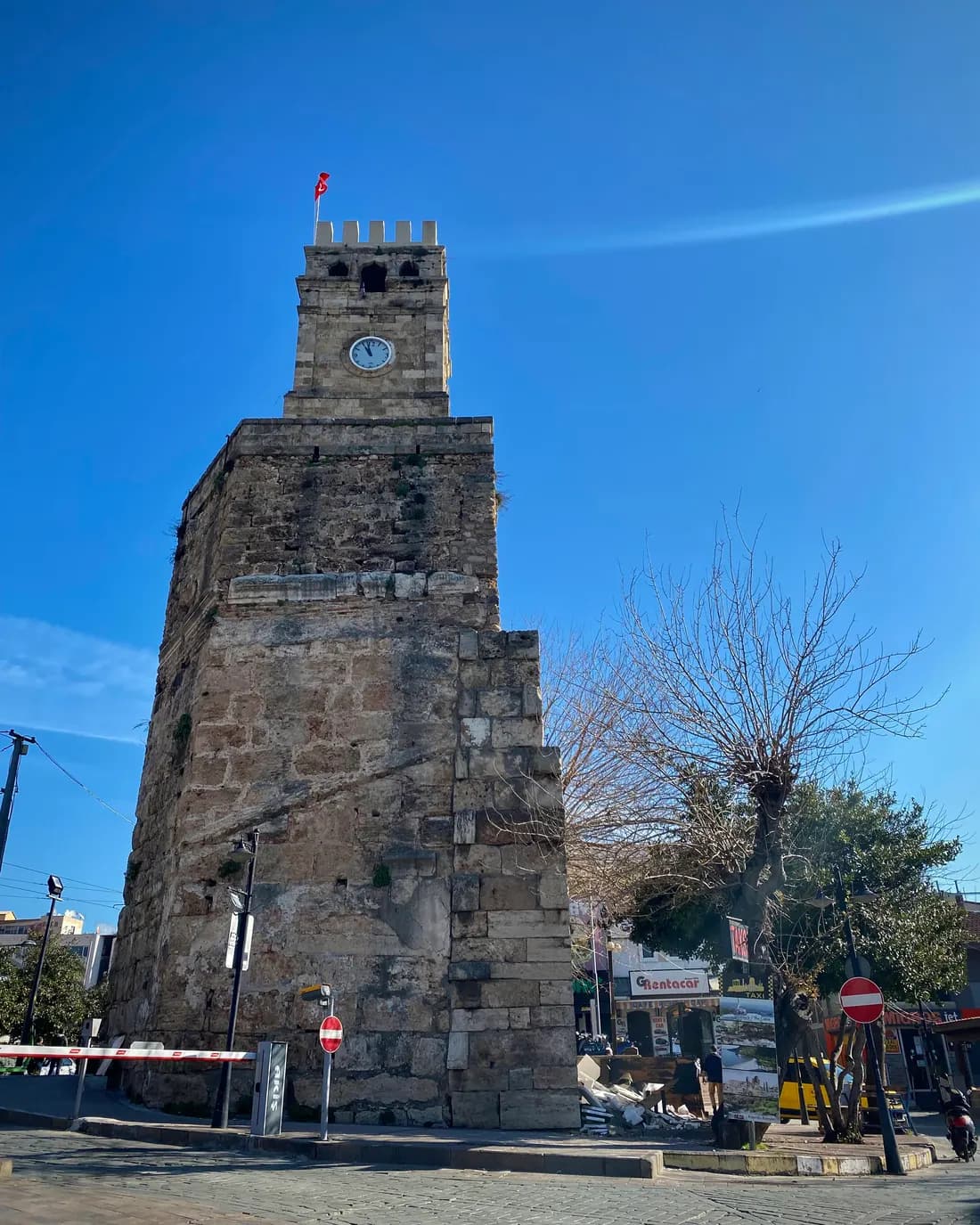 Muratpaşa'da Kaleiçi girişindeki tarihi Saat Kulesi