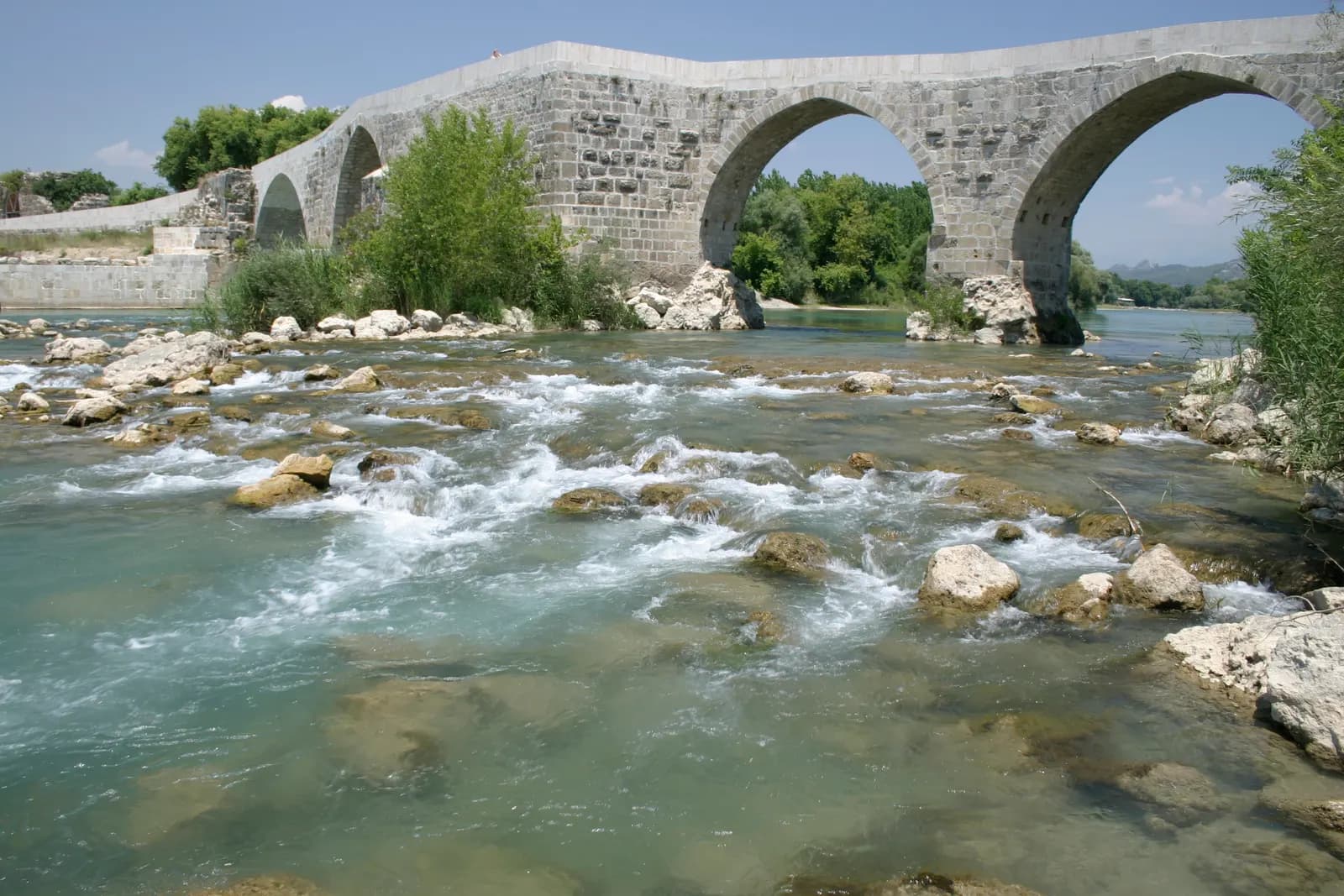 Serik'te Köprüçay üzerindeki tarihi Aspendos köprüsünün taş kemerleri