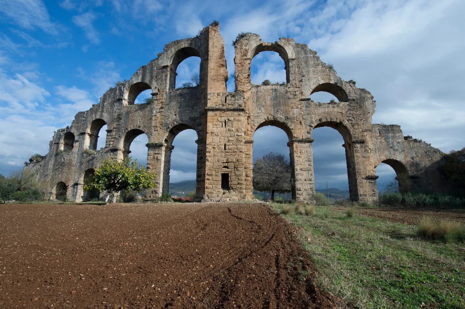 Serik ovasında Aspendos antik su kemerlerinin yüksek taş kemerleri