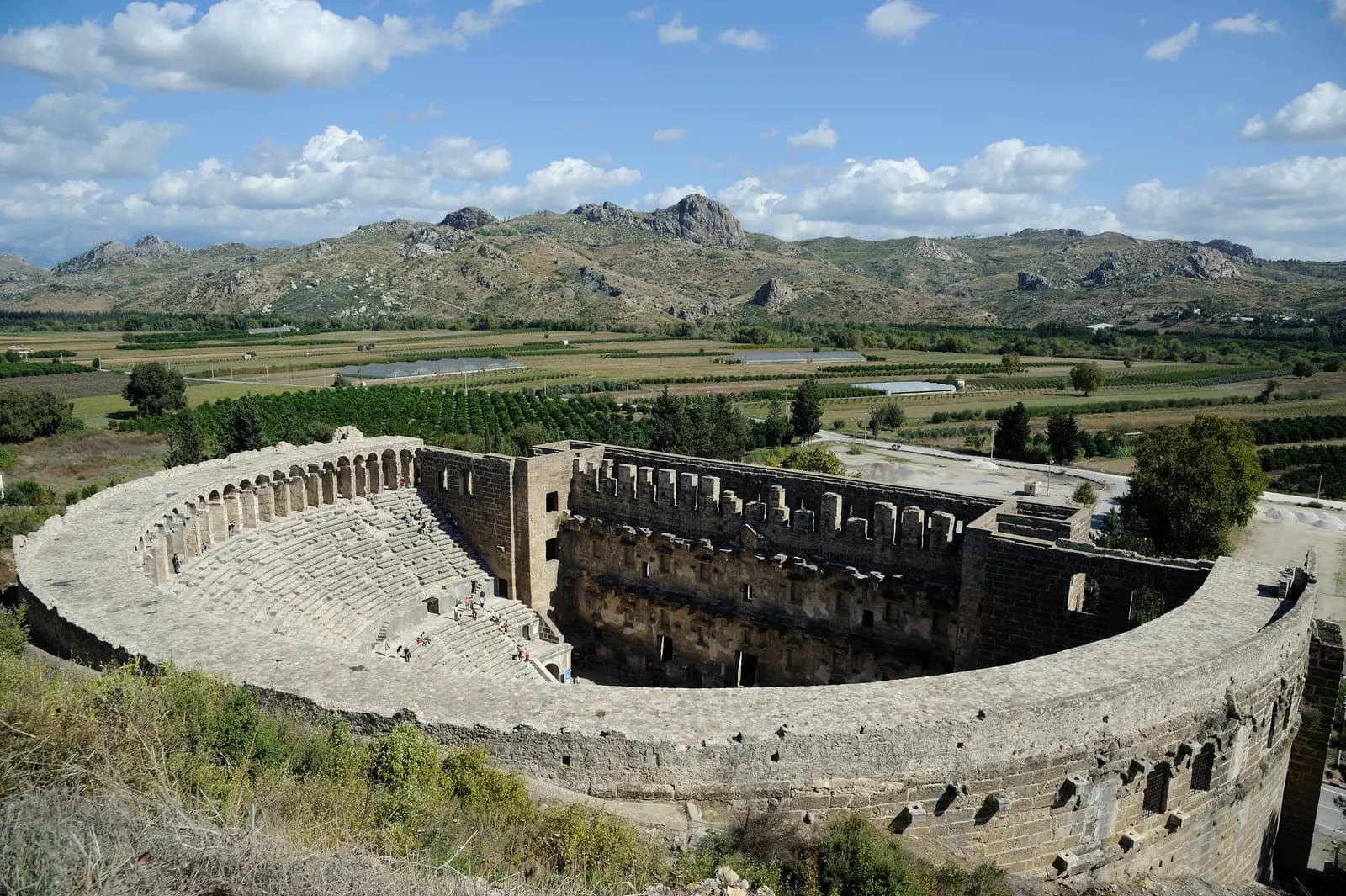 Serik'teki Aspendos antik tiyatrosunun yukarıdan görünümü ve çevredeki ova