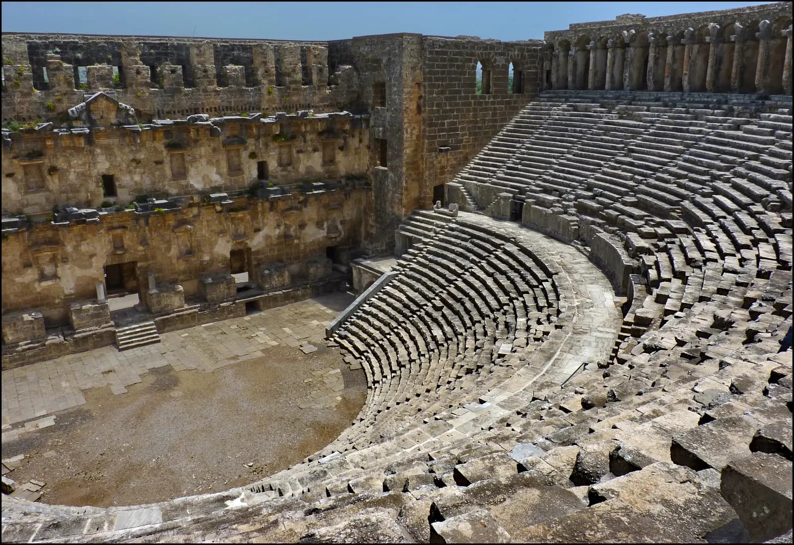 Aspendos antik tiyatrosunun iç kısmı, oturma basamakları ve sahne binası