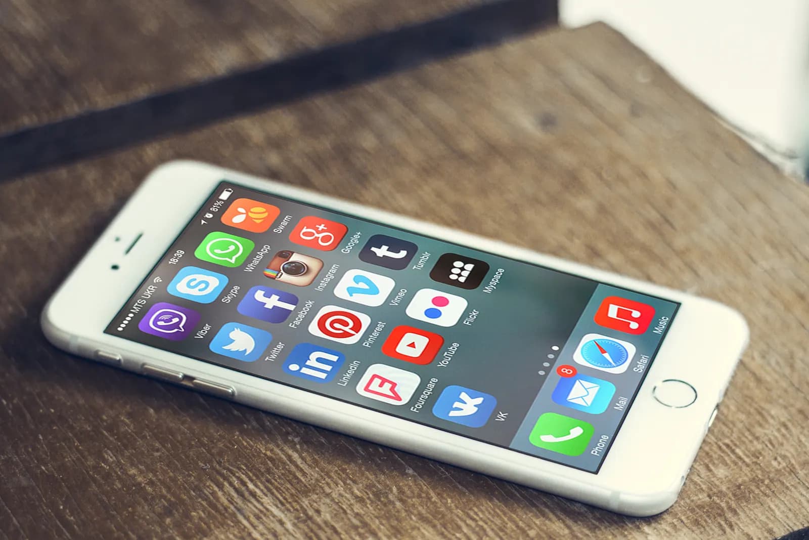 Ekranında Instagram, Facebook, LinkedIn, YouTube ve WhatsApp gibi uygulamaların göründüğü bir akıllı telefon