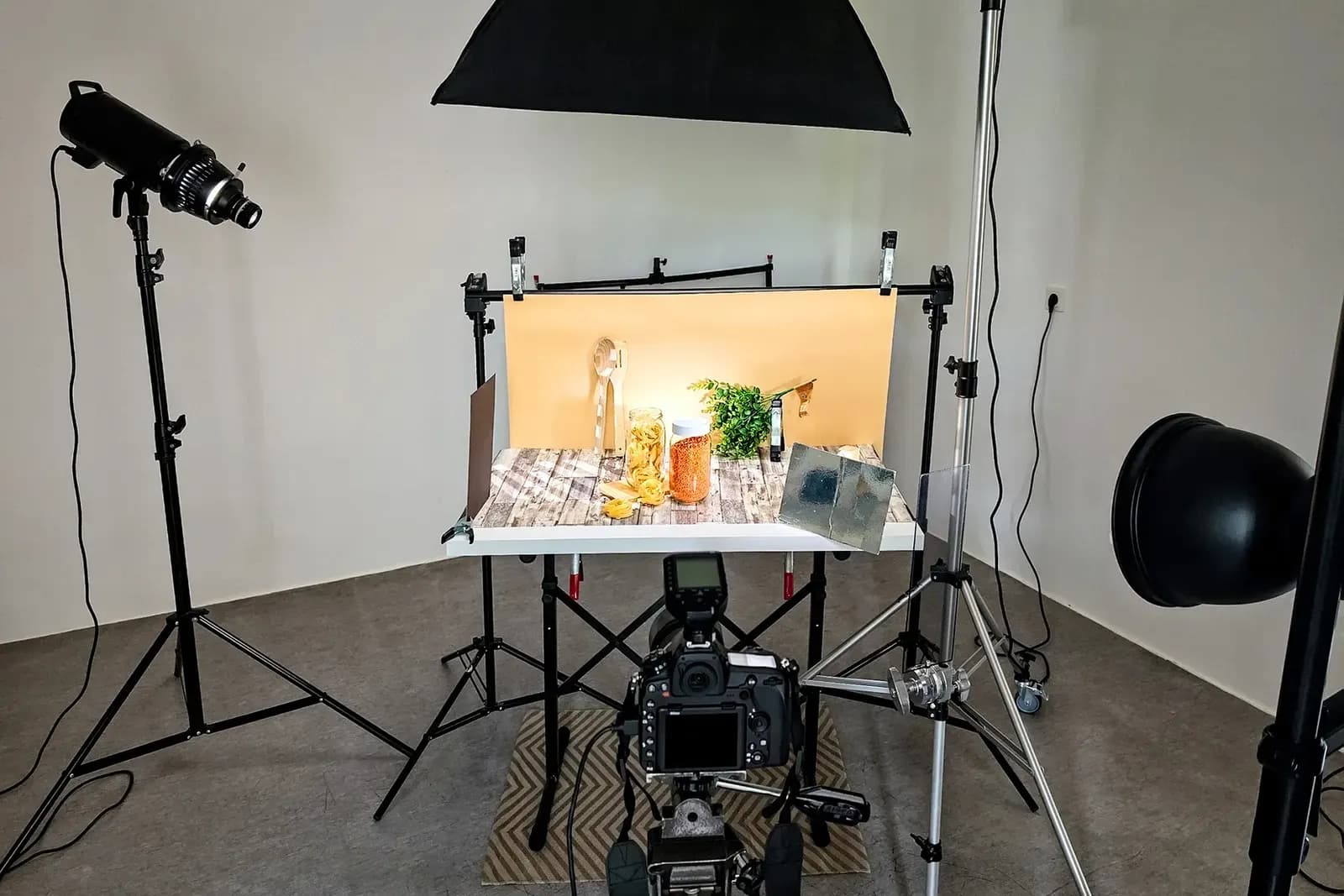Işık kutuları ve fotoğraf makinesiyle kurulmuş bir ürün fotoğrafı stüdyosu