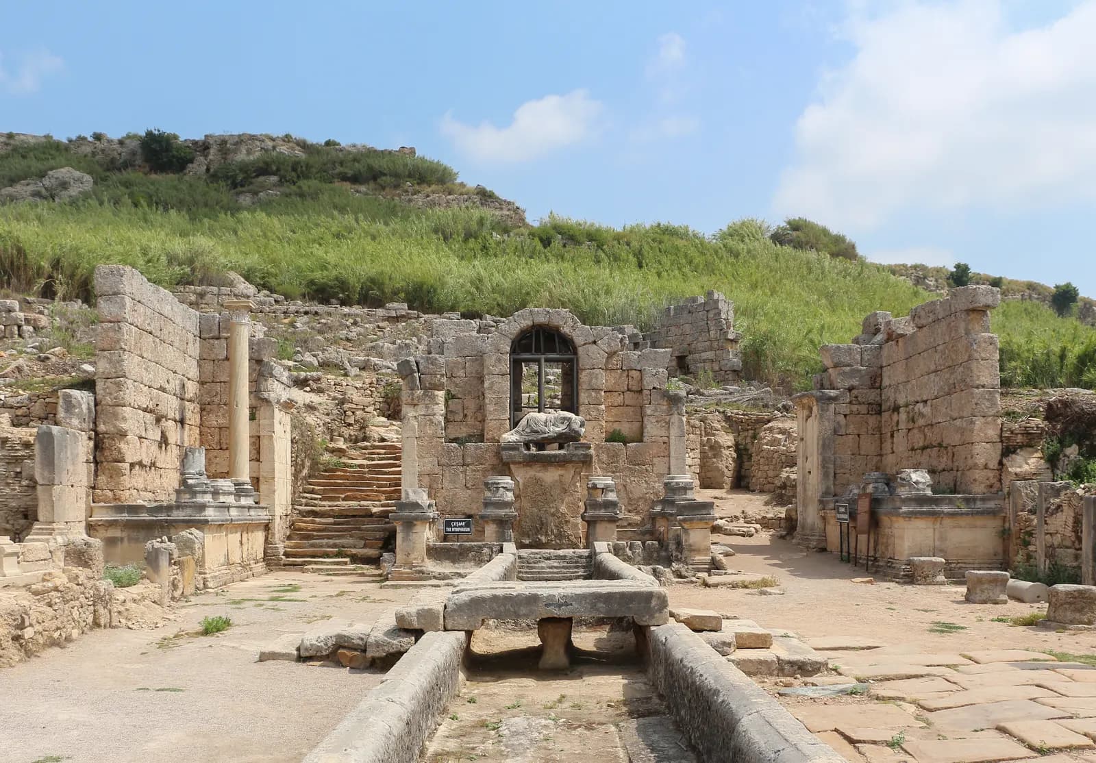 Aksu'daki Perge antik kentinde Hadrian Nymphaeum'unun taş kalıntıları