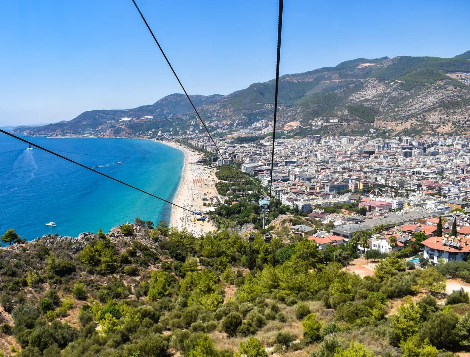 Alanya teleferiğinden görülen Kleopatra Plajı ve kıyı boyunca uzanan şehir