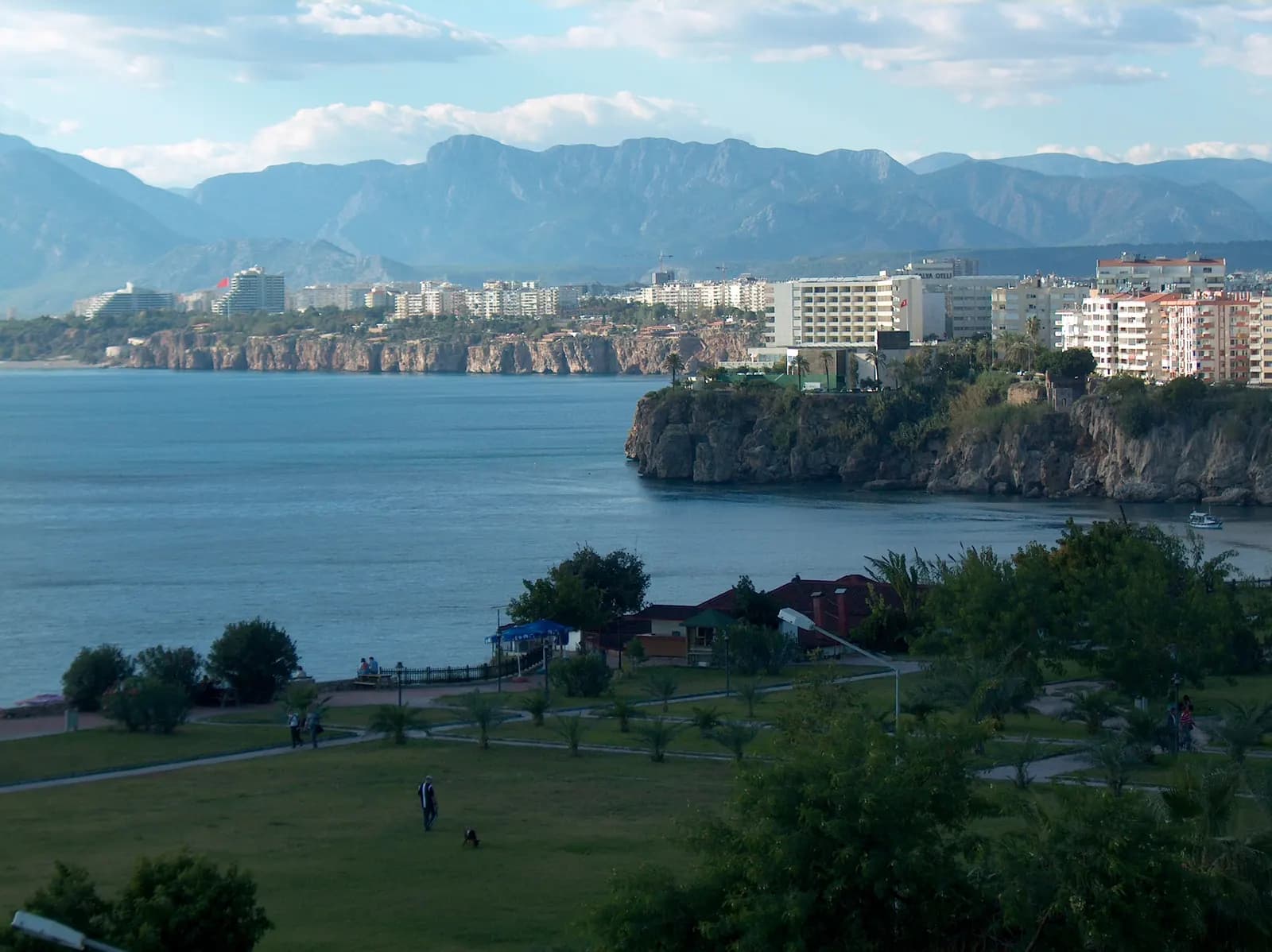 Antalya falezleri, kıyı boyunca uzanan şehir ve arkada Beydağları