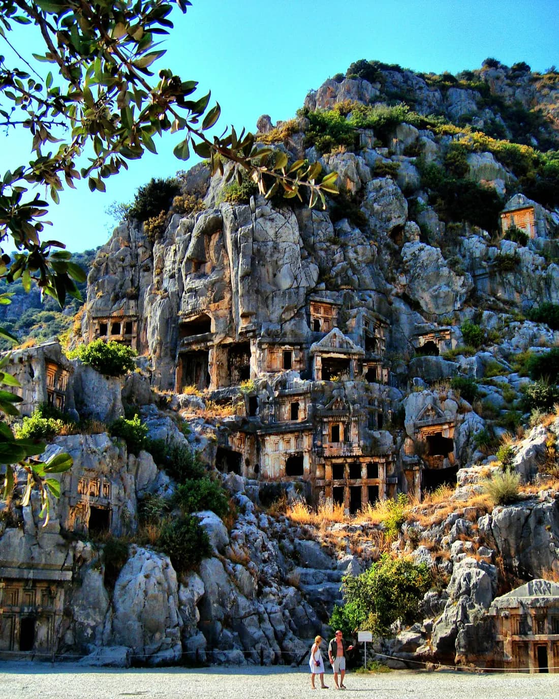 Myra antik kentinde kayalık yamaca oyulmuş Likya kaya mezarları