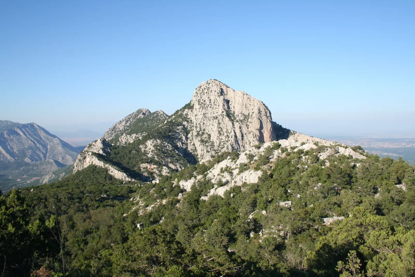 Termessos'un üst kentinin genel görünümü, Güllük Dağı ve çevredeki ormanlık tepeler