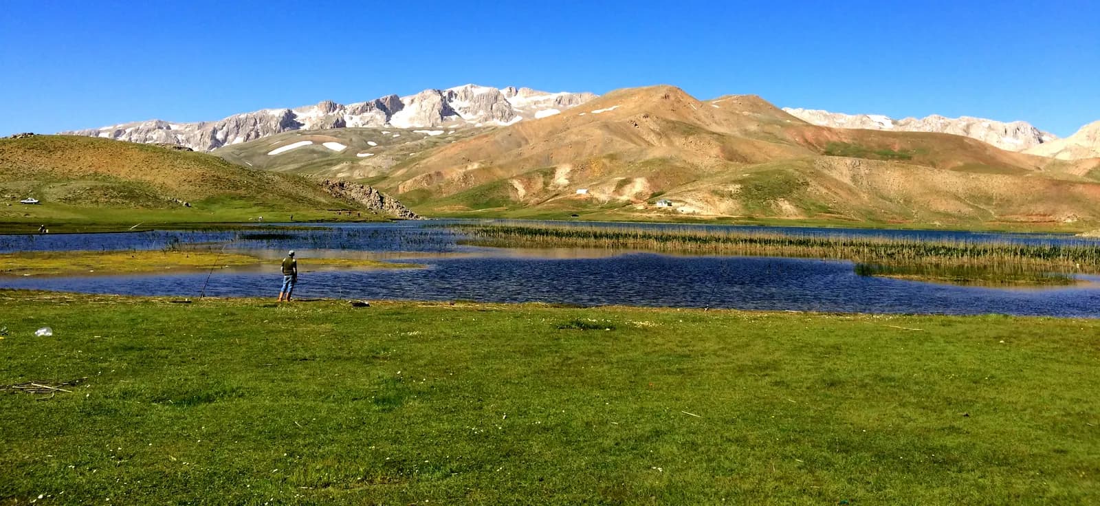 Gündoğmuş'ta Ortaköy yayla gölü ve çevresindeki dağlar
