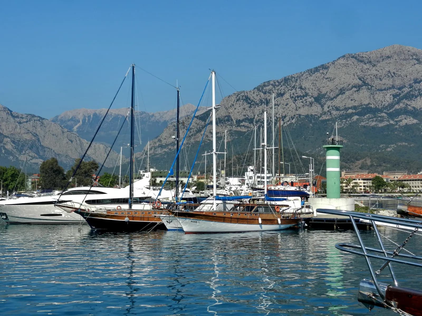 Kemer marinasında demirli tekneler ve arkada Toros Dağları