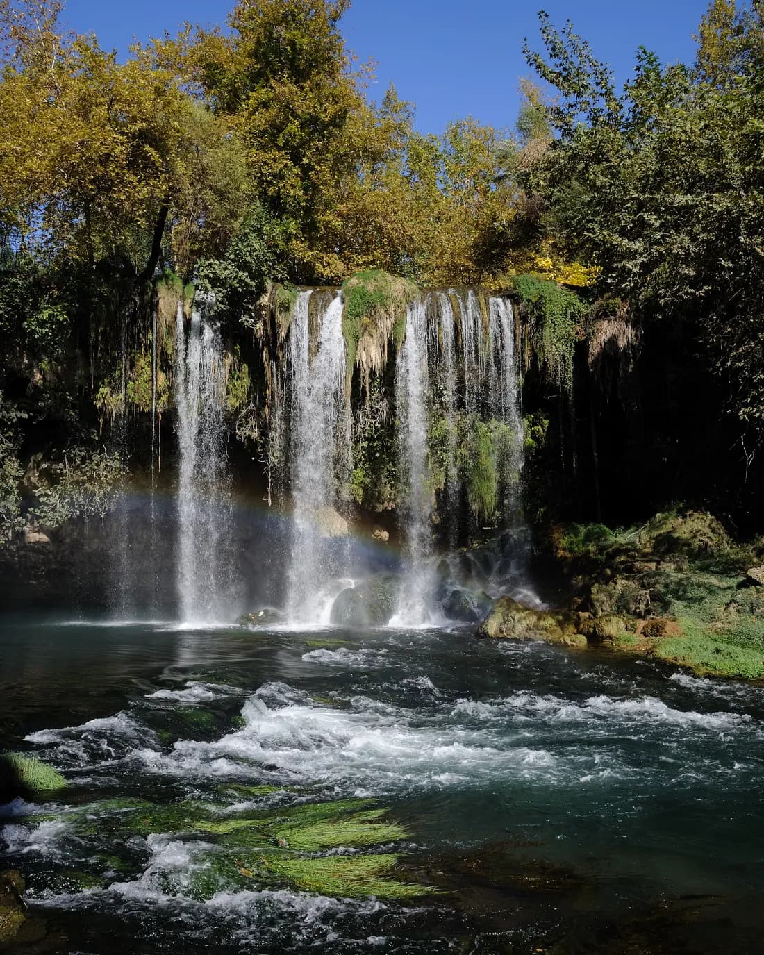 Yukarı Düden Şelalesi'nde suyun üzerinde oluşan gökkuşağı