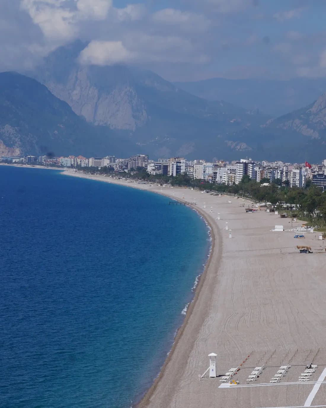 Havadan Konyaaltı plajı, sahil şeridi ve arkasındaki şehir