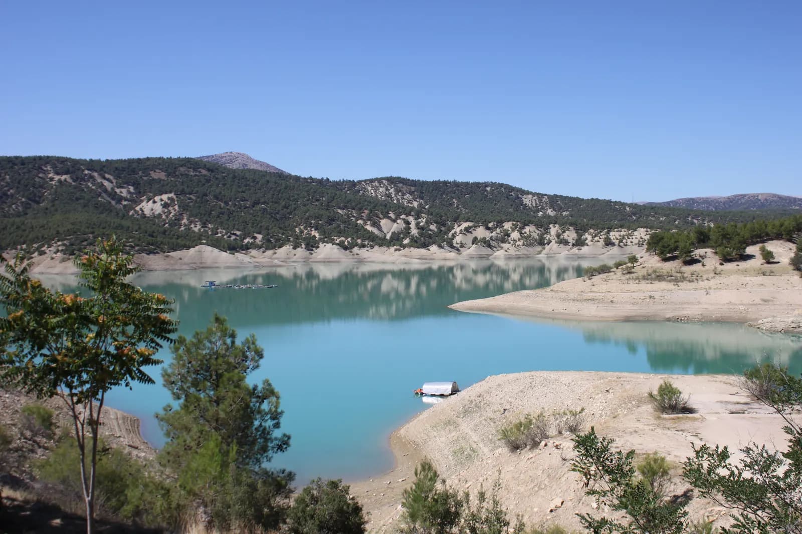 Korkuteli Çayı üzerindeki baraj gölü ve çevresindeki tepeler