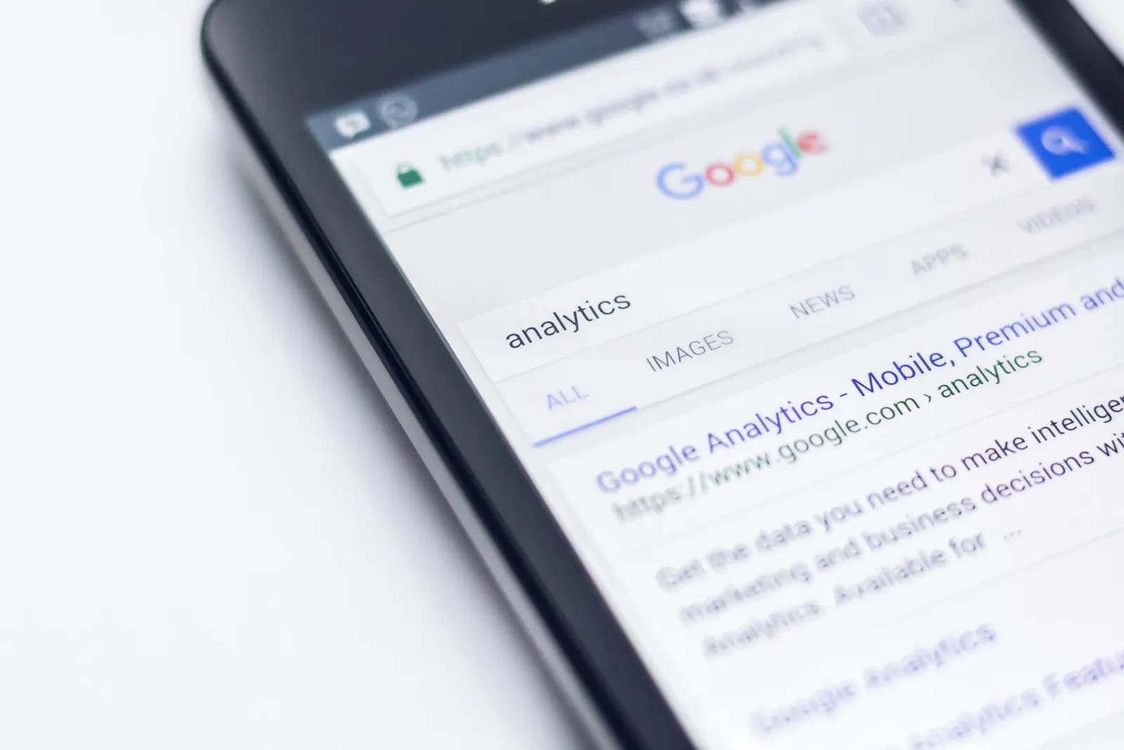 Bir akıllı telefonda Google arama sonuçları sayfası